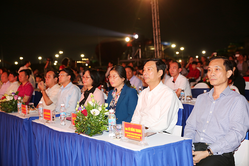 Các đồng chí đại biểu Trung ương và lãnh đạo tỉnh Quảng Ninh dự đêm nhạc
