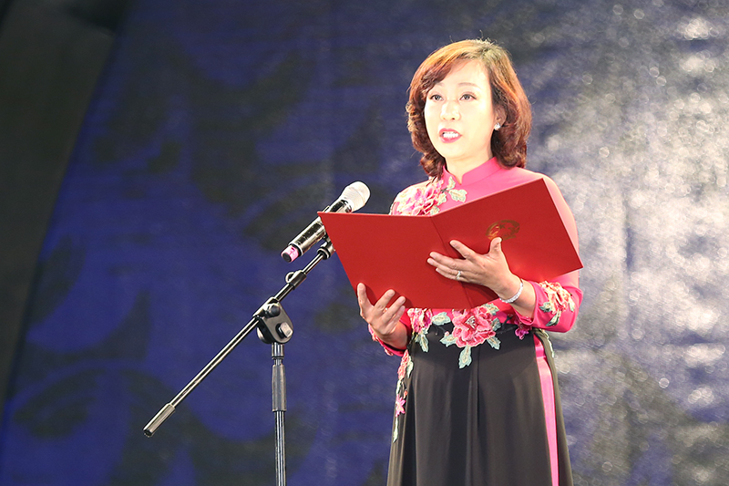 Đồng chí Vũ Thị Thu Thủy, Phó Chủ tịch UBND tỉnh phát biểu chào mừng tại đêm nhạc hội “Rực rỡ Hạ Long 2017”.