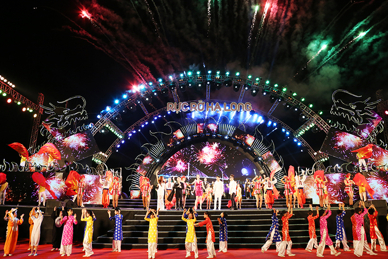 Sân khấu đêm nhạc được dàn dựng hoành tráng, quy mô thiết kế hiện đại.