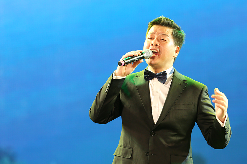Bài hát "Việt Nam quê hương tôi" do ca sỹ Đăng Dương thể hiện.