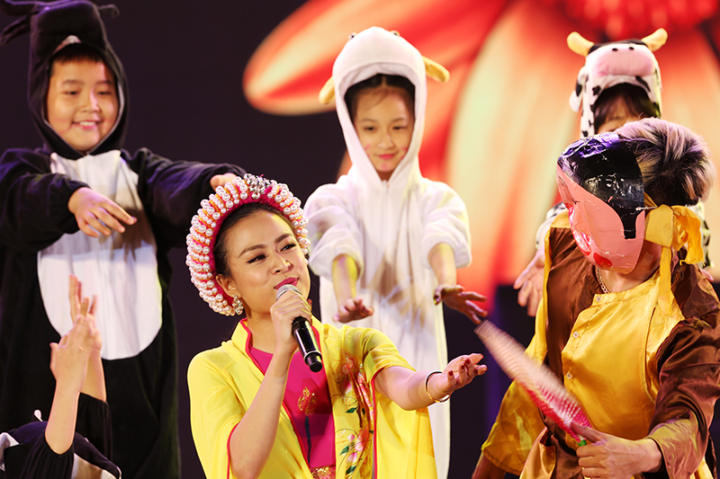 Màn hát múa "Bánh trôi nước" của nữ ca sỹ Hoàng Thùy Linh.