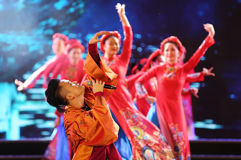 Màn hát múa "Mái đình làng biển" do ca sỹ Tùng Dương thể hiện.