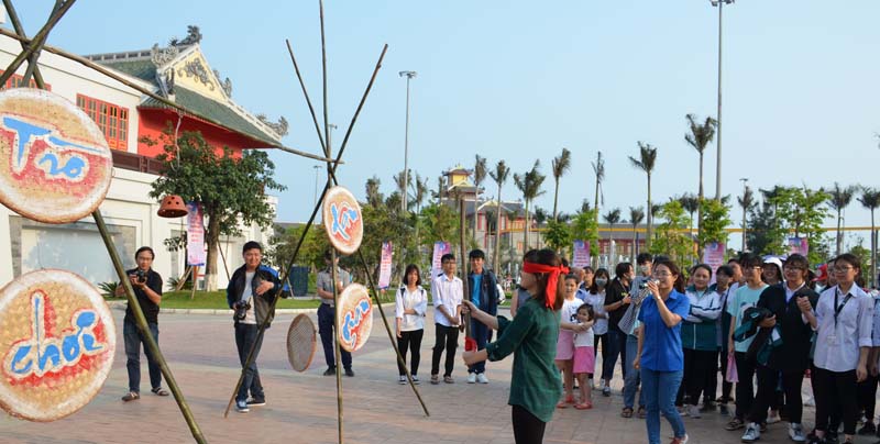 và bịt mắt đập niêu đất