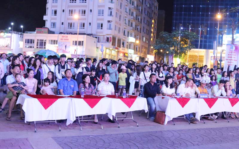 Liên hoan nghệ thuật đường phố thu hút đông đảo thanh thiếu niên, nhân dân và du khách đón xem.