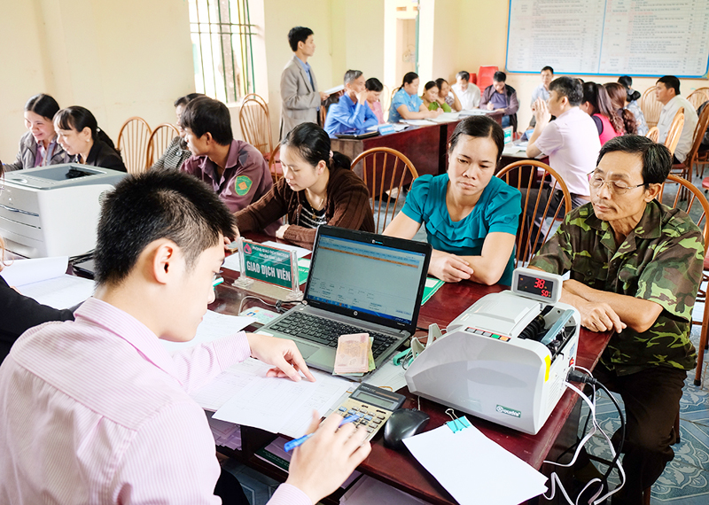 Ngân hàng CSXH huyện Bình Liêu thực hiện giải ngân vốn tại xã Tình Húc.