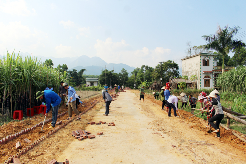 Quang cảnh buổi ra quân hỗ trợ bản Quảng Mới của Khối Mặt trận Tổ Quốc và các tổ chức chính trị - xã hội huyện Hải Hà