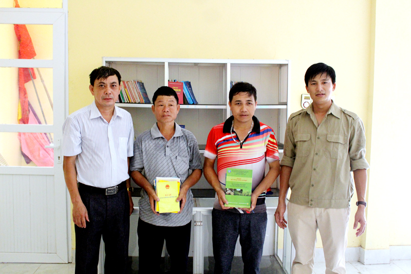 Đại diện Khối Mặt trận Tổ Quốc và các tổ chức chính trị - xã hội huyện tặng tủ sách cho bà con nhân dân bản Quảng Mới- Xã Quảng Sơn – Hải Hà