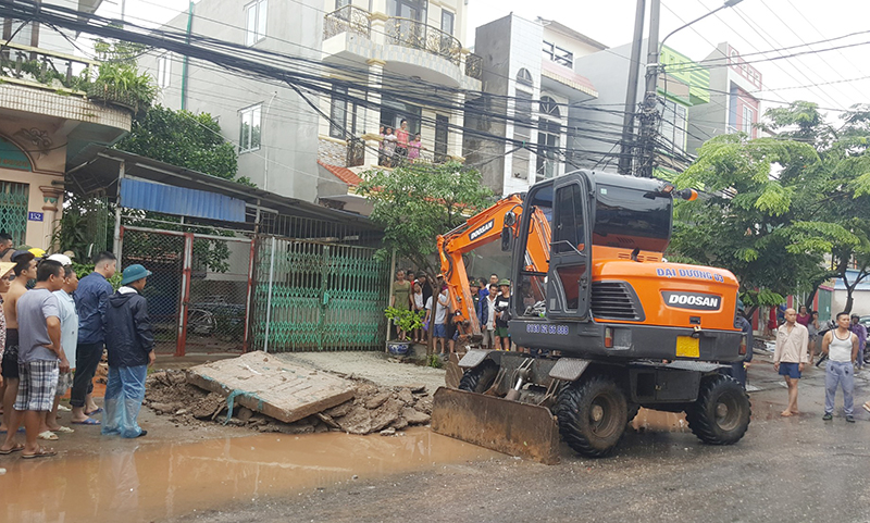 Cơ quan chức năng đã huy động máy móc mở rộng khu vực cống để tìm cháu Diệp.