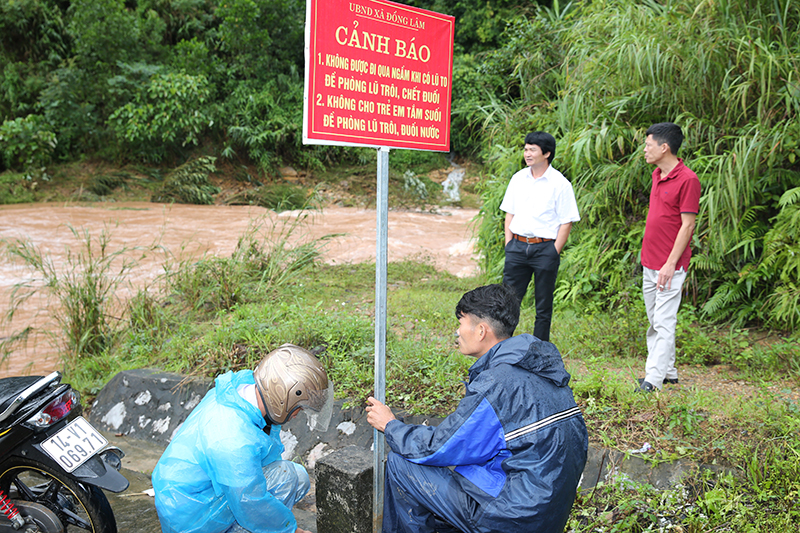 Huyện Hoành Bồ bổ sung biển cảnh báo nhân dân.