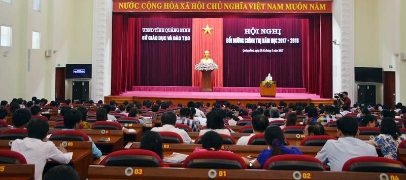 Sở GD&ĐT tổ chức hội nghị bồi dưỡng chính trị năm học 2017-2018 cho 200 cán bộ quản lý của các phòng GD&ĐT và trường học trong toàn tỉnh. Ảnh: Nguyễn Hoa