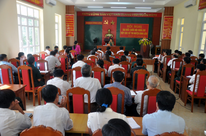 Quang cảnh buổi tiếp xúc cử tri tại huyện Bình Liêu