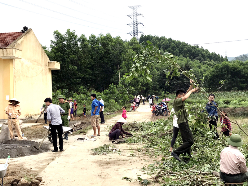 Khối MTTQ và các đoàn thể CT-XH của huyện Hoành Bồ phối hợp với đoàn viên Công an huyện Hoành Bồ giúp đỡ thôn Khe Mực, xã Tân Dân vệ sinh môi trường, chỉnh trang cảnh quan khu vực nhà văn hoá thôn.