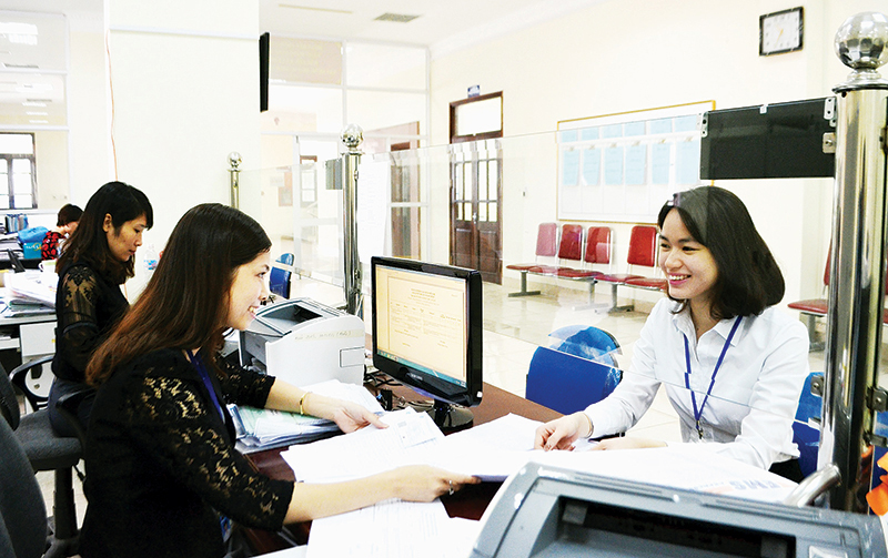 Cán bộ BHXH tỉnh tiếp nhận hồ sơ giải quyết các thủ tục hành chính về bảo hiểm cho công dân. Ảnh: Thanh Hoa