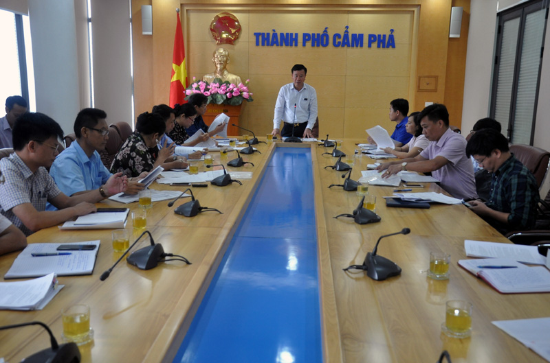 Đồng chí Nguyễn Văn Hưởng, Trưởng Ban Dân vận Tỉnh ủy, Trưởng Ban Văn hóa – Xã hội HĐND tỉnh phát biểu tại buổi làm việc 