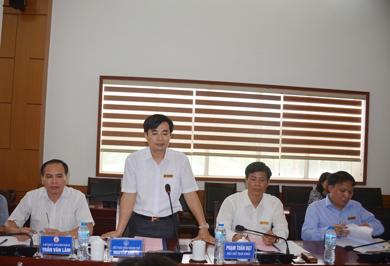 Đồng chí Nguyễn Anh Tú, Chủ tịch UBND TP Uông Bí phát biểu tại buổi họp
