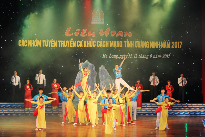 Nhóm tuyên truyền ca khúc cách mạng của Thị Đoàn Đông Triều thể hiện ca khúc ...