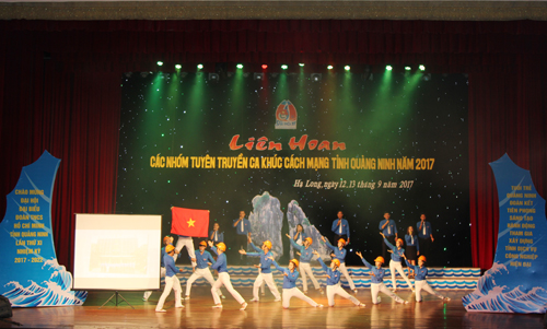 Nhóm tuyên truyền ca khúc cách mạng của Đoàn Than Quảng Ninh thể hiện ca khúc...