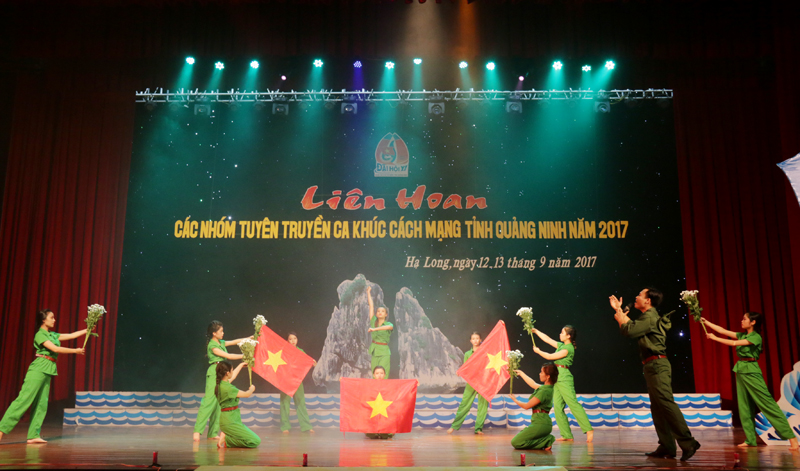 Phần dự thi của nhóm tuyên truyền ca khúc cách mạng của Thành Đoàn Móng Cái.