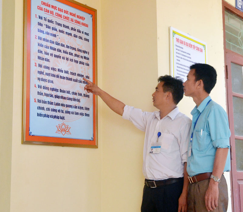 Cán bộ xã Sông Khoai (TX Quảng Yên) giới thiệu về chuẩn mực đạo đức nghề nghiệp của cán bộ, công chức xã