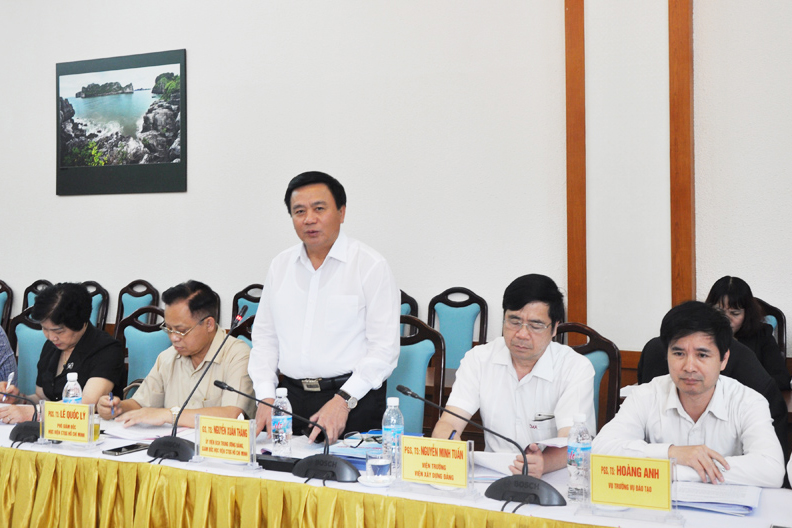 GS.TS Nguyễn Xuân Thắng, Giám đốc Học viện Chính trị Quốc gia Hồ Chí Minh, đánh giá cao Đề án 25 của Quảng Ninh trong buổi khảo sát thực tế về công tác xây dựng Đảng, hệ thống chính trị tại tỉnh (tháng 4-2017).