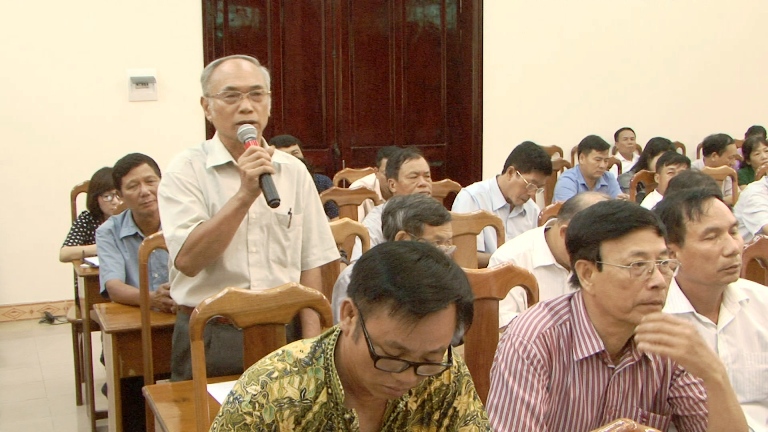 Đại diện khu phố của TP Cẩm Phả phát biểu ý kiến tại hội nghị giao ban giữa Thường trực Thành uỷ với bí thư chi bộ các thôn, khu phố trên địa bàn vào tháng 8-2017. Ảnh: Bảo Long (CTV)