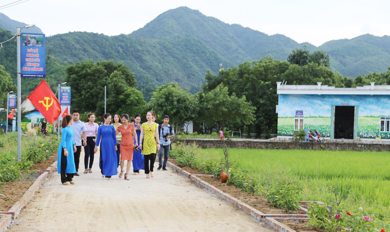 Người dân xóm họ Đặng, thôn Pò Hèn (xã Hải Sơn, TP Móng cái) xây dựng NTM và phát triển du lịch