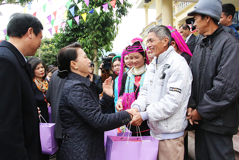 Chủ tịch Quốc hội Nguyễn Thị Kim Ngân tặng quà đồng bào xóm họ Đặng, thôn Pò Hèn (xã Hải Sơn, TP Móng Cái) dịp Tết Nguyên đán Đinh Dậu 2017.