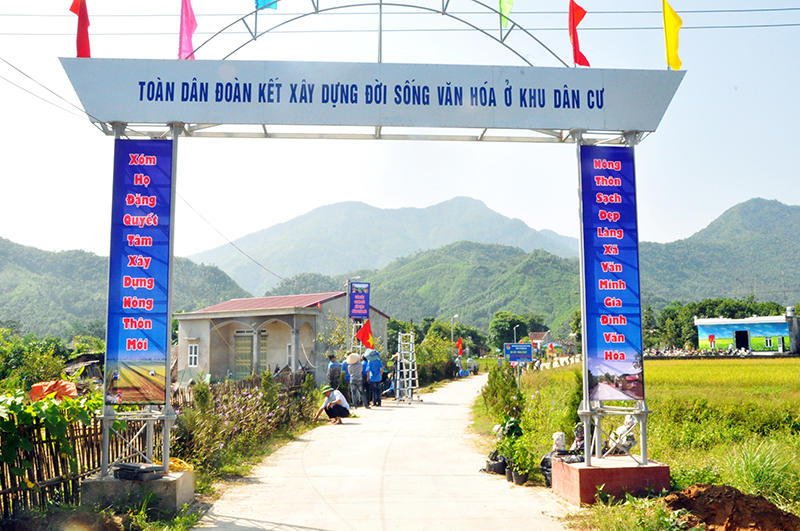 Chủ tịch Quốc hội Nguyễn Thị Kim Ngân tặng quà đồng bào xóm họ Đặng, thôn Pò Hèn (xã Hải Sơn, TP Móng Cái) dịp Tết Nguyên đán Đinh Dậu 2017.