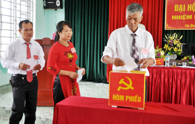 Cầu Bắc Luân II, cây cầu kết nối tuyến hành lang kinh tế ASEAN với Trung Quốc vừa được hoàn thành. 