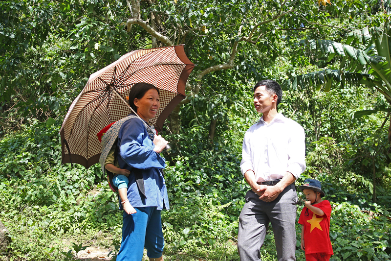 Bí thư Chi bộ kiêm Trưởng thôn Mào Sán Cáu Lỷ A Tài cùng người dân trao đổi mô hình phát triển kinh tế.