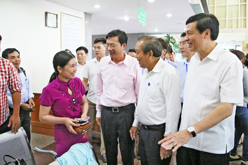 Lễ kết nạp Đảng viên mới của Đảng bộ cơ quan Báo Quảng Ninh tại Tượng đài đồng chí Vũ Văn Hiếu.