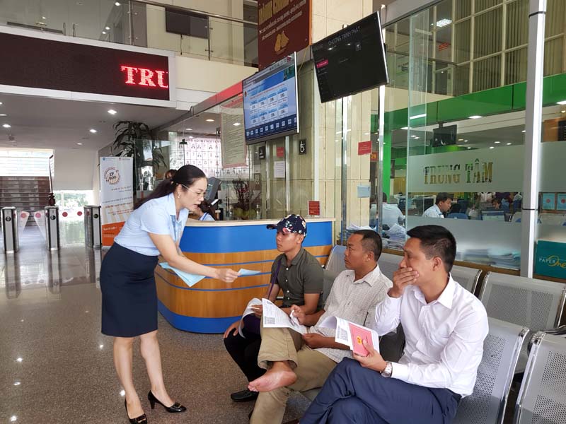 Lễ kết nạp Đảng viên mới của Đảng bộ cơ quan Báo Quảng Ninh tại Tượng đài đồng chí Vũ Văn Hiếu.