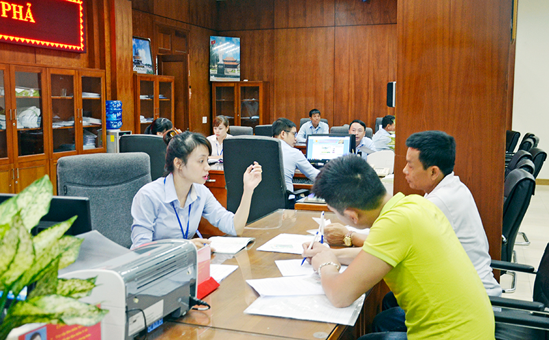 Lễ kết nạp Đảng viên mới của Đảng bộ cơ quan Báo Quảng Ninh tại Tượng đài đồng chí Vũ Văn Hiếu.
