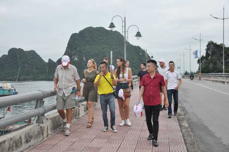 Khách du lịch tham gia tour du lịch đi bộ 