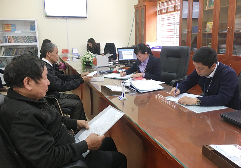 Cán bộ phường Cẩm Thủy giải quyết thủ tục hành chính cho người dân
