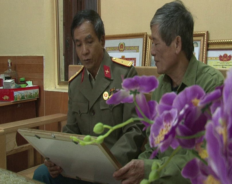 CCB Nguyễn Văn Vân (bên trái) cùng đồng đội ôn lại kỷ niệm ở chiến trường.