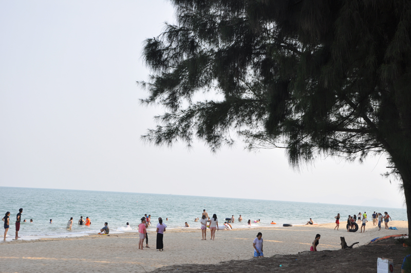 Bãi biển Đầu Rồng (Cái Chiên, Hải Hà) vào những ngày hè