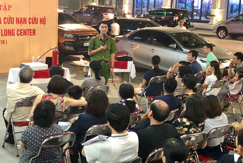 Cảnh sát PCCC tập huấn kiến thức về phòng cháy, chữa cháy và cứu hộ cứu nạn cho cư dân chung cư Hạ Long Center (phường Bạch Đằng, TP Hạ Long).