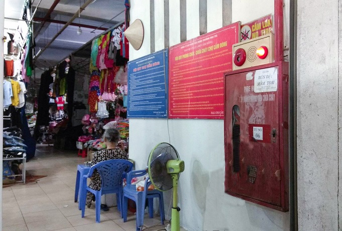 Niêm yết nội quy PCCC và trang bị phương tiện chữa cháy tại Chợ Cẩm Đông - 1 trong 6 mô hình điểm thực hiện PCCC tại TP Cẩm Phả.