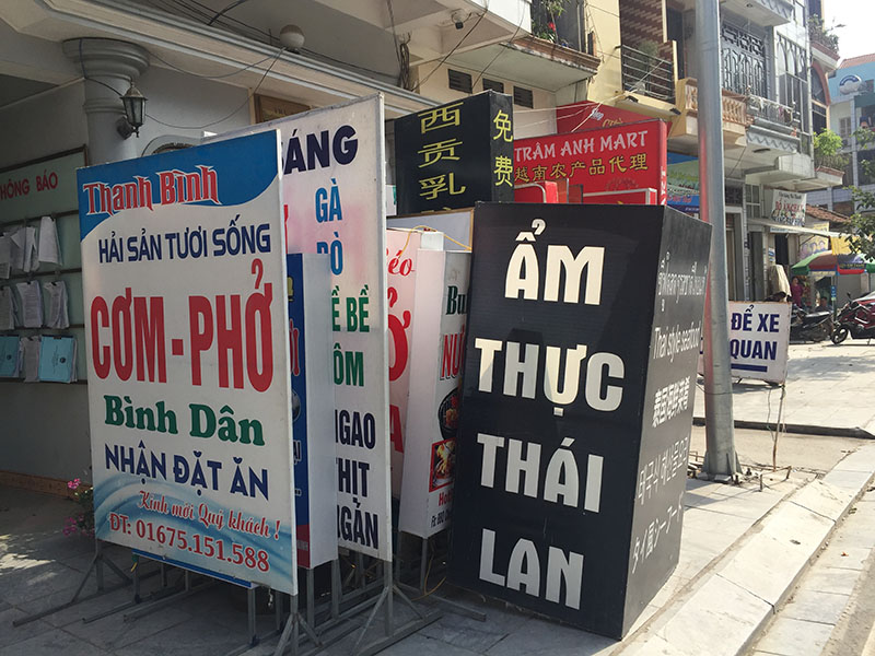 Sau đợt ra quân, hàng chục biển quảng cáo không đúng quy định, đặt sai vị trí đã bị thu giữ
