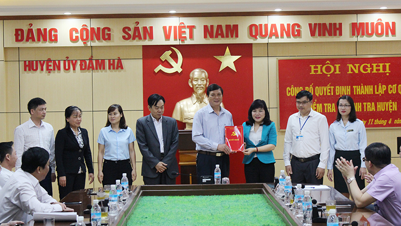 Đồng chí Nguyễn Thị Thu Hà, Tỉnh ủy viên, Bí thư Huyện ủy Đầm Hà, trao quyết định hợp nhất Cơ quan Kiểm tra - Thanh tra huyện.