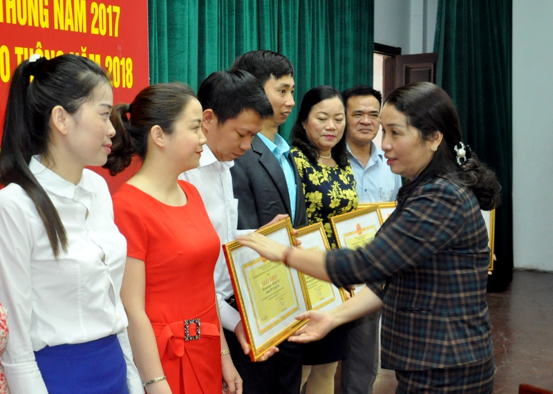 Các tập thể có thành tích xuất sắc trong công tác giáo dục ATGT trong trường học năm học 2017-2018 được tuyên dương tại hội nghị.