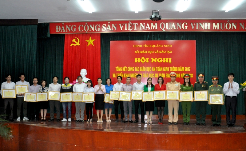 Sở GD&ĐT tỉnh tuyên dương, khen thưởng các cá nhân có thành tích xuất sắc trong công tác giáo dục ATGT trong trường học.