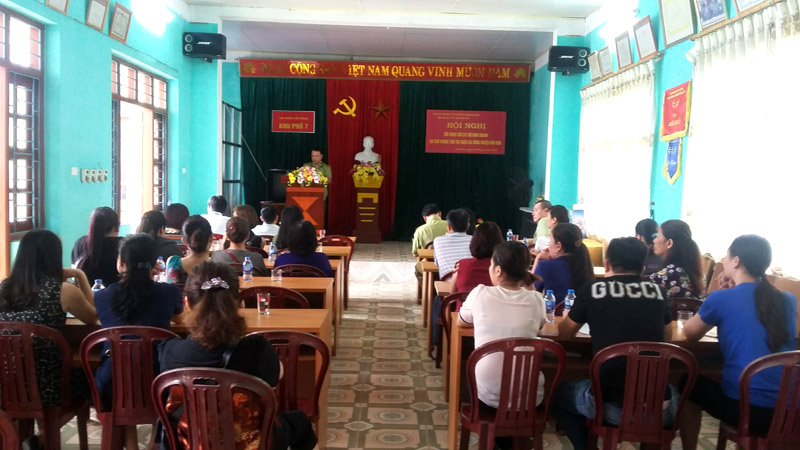 Đại diện Đội QLTT số 2 đối thoại với các hộ kinh doanh tại chợ Cái Rồng