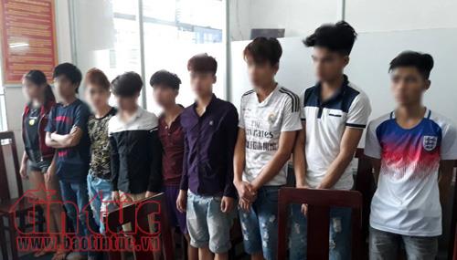 Nhóm nam - nữ liên quan đến vụ án bị công an tạm giữ để điều tra.
