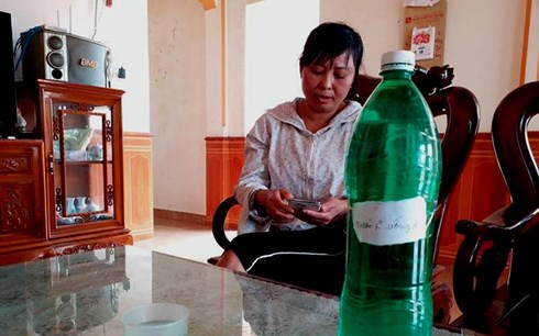 Chai nước được lấy từ bể nước có màu xanh bất thường.