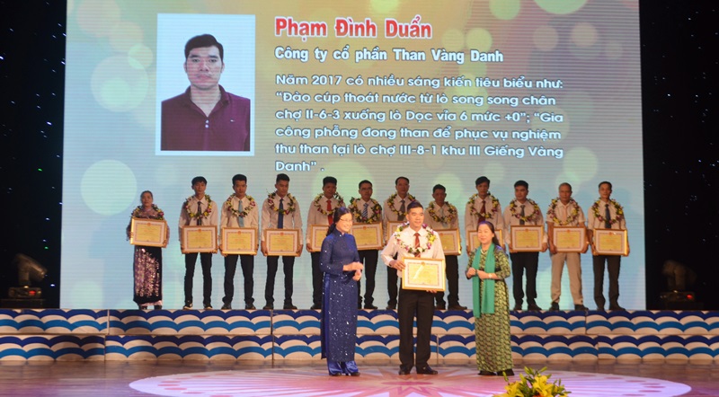  Các đồng chí:Nguyễn Thị Thu Hồng, Phó Chủ tịch Tổng LĐLĐ Việt Nam và Đỗ Thị Hoàng, Phó Bí thư Thường trực Tỉnh ủy trao Bằng khen cho công nhân tiên tiến tiêu biểu năm 2017.