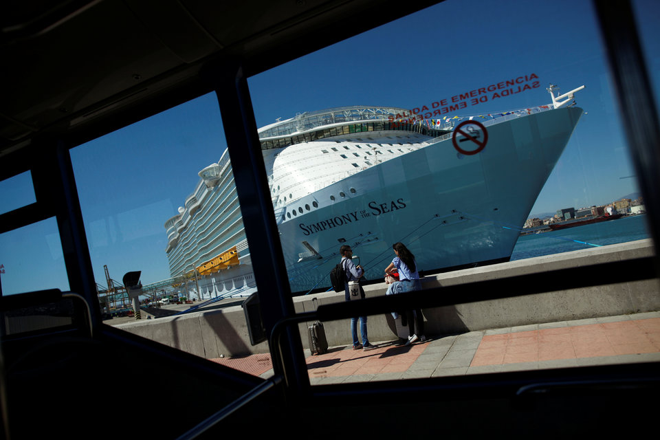  Với chiều dài 362m và cao 72m, Symphony of the Seas là tàu du lịch lớn nhất thế giới, gấp 5 lần tàu Titanic và có thể chở được 9.000 người.