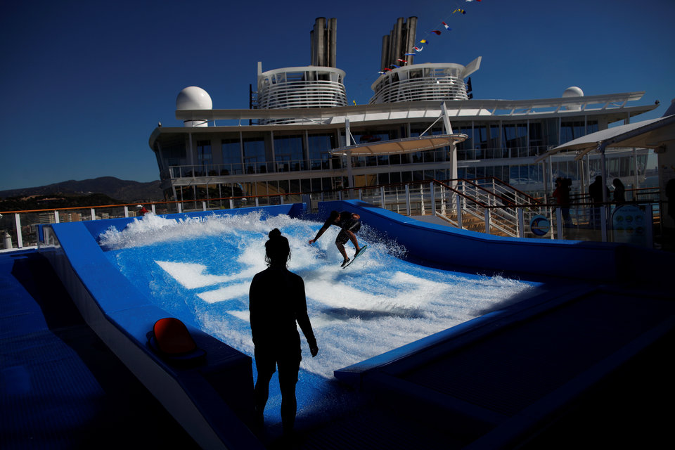 Các nhân viên của tàu Symphony of the Seas sử dụng thử hệ thống lướt ván nhân tạo mang tên FlowRider…
