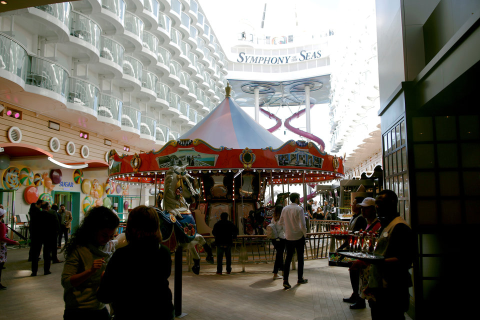 Tàu cũng có các khu được thiết kế theo chủ đề như Boardwalk hay Công viên trung tâm với 12.000 cây lớn nhỏ.